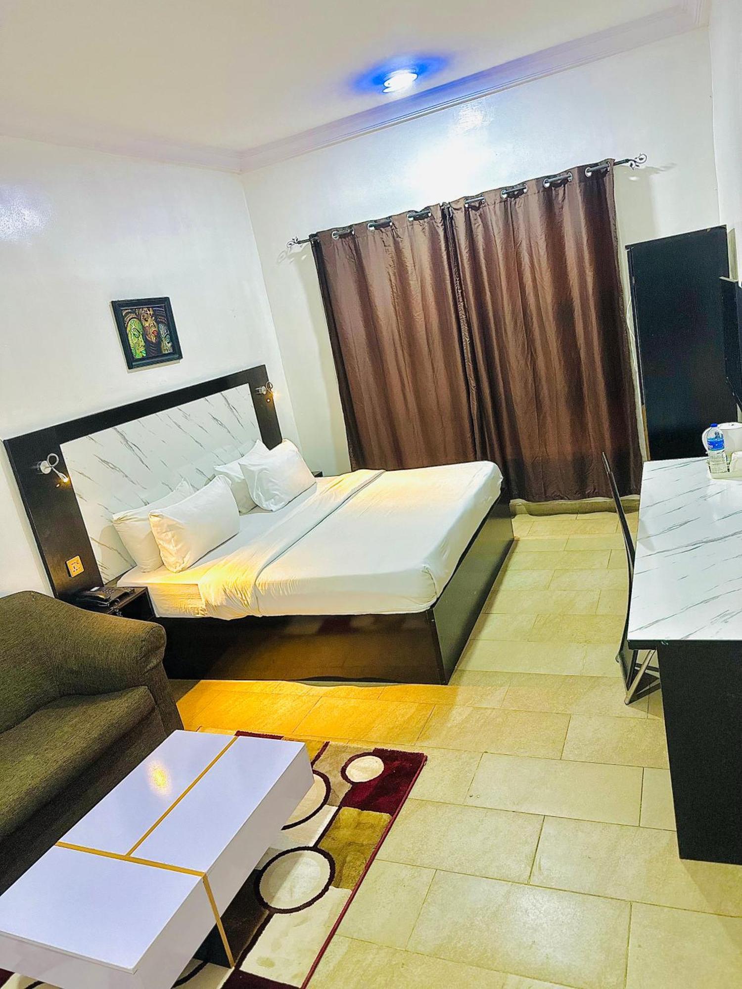 Posh Hotel And Suites Ikeja Ngoại thất bức ảnh